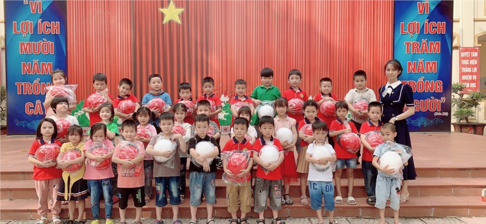 <a href="/tin-tuc-su-kien/truong-th-hoang-dan-trao-qua-cua-cong-ty-honda-viet-nam-cho-hoc-sinh-lop-1-tron-c359-1012314.aspx">Trường TH Hoàng Đan trao quà của công ty Honda Việt Nam cho học sinh lớp 1 trong trường</a>
